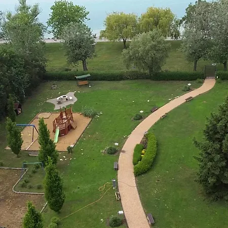 Aranyhid Apartmanhaz-arany